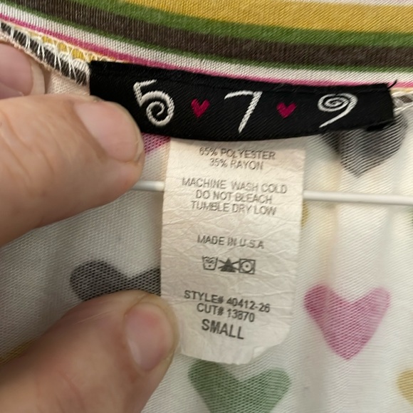 5 7 9 small white with hearts top shirt blouse made in USA 65% poly 35% rayon - Picture 3 of 5